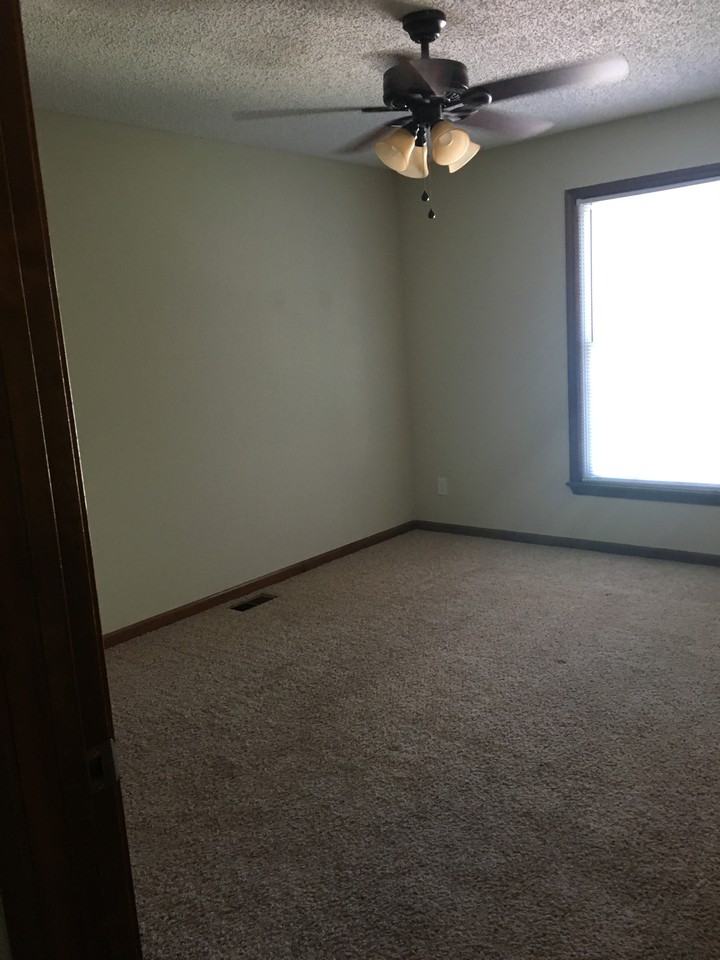 3 NE 62 Pl - Photo 3 of 8