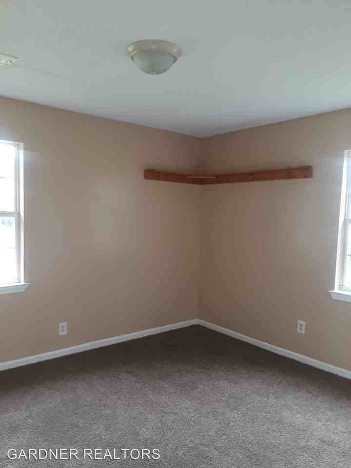 202 Lynn Cir - Photo 2 of 11