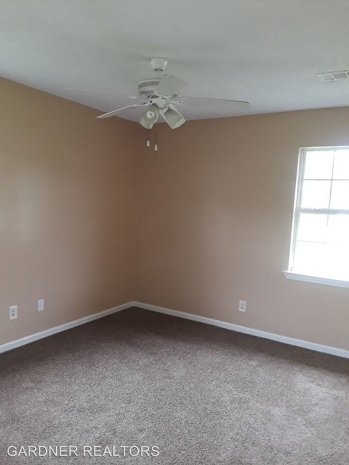 202 Lynn Cir - Photo 3 of 11