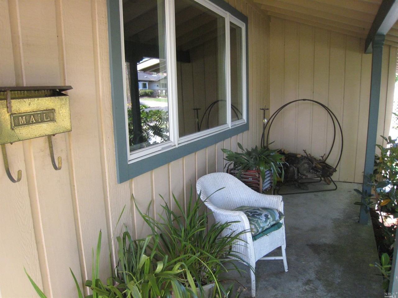 51 Rollingwood Dr - Photo 2 of 17