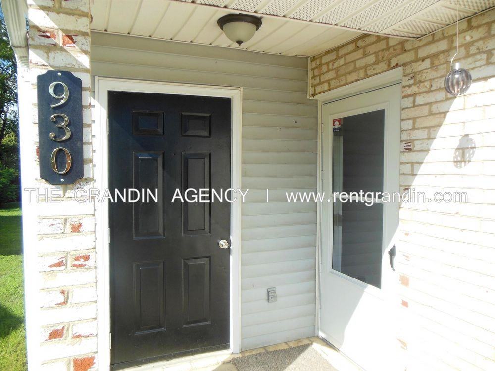 930 Kyle Ave NE - Photo 3 of 23