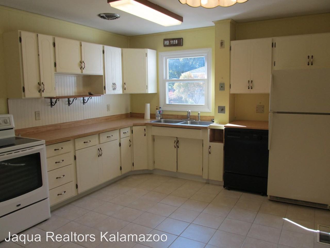 1129 Bretton Dr - Photo 2 of 12