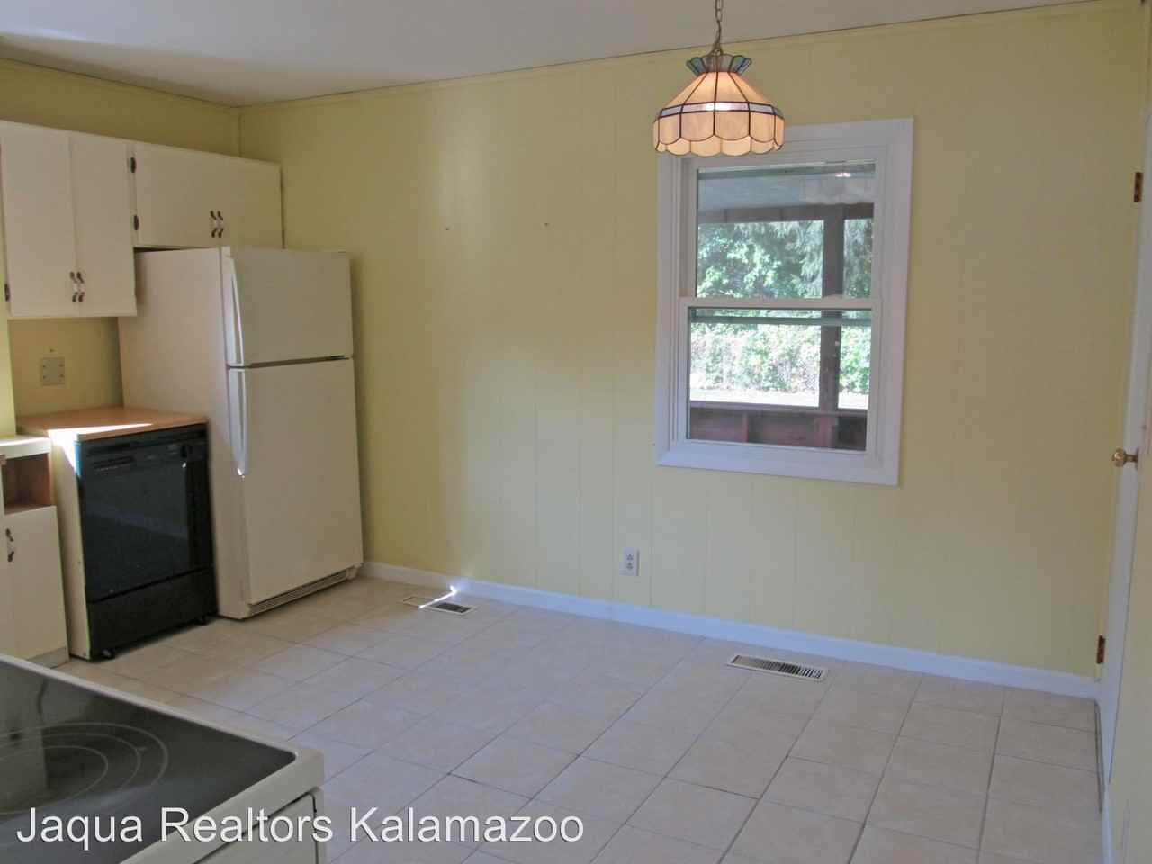 1129 Bretton Dr - Photo 3 of 12
