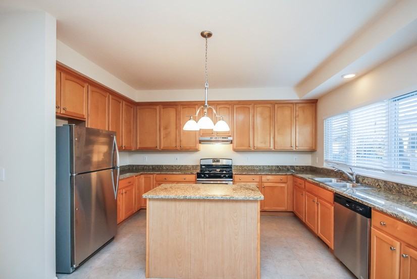 1302 Amberwood Dr - Photo 3 of 15