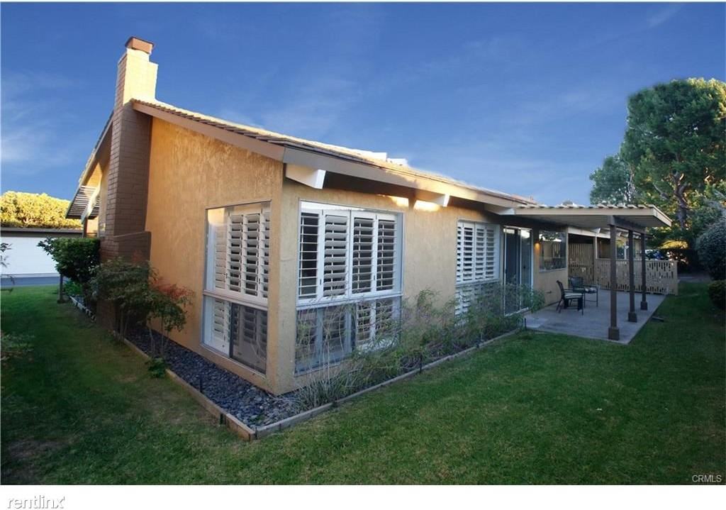 31054 Flying Cloud Dr - Photo 3 of 21