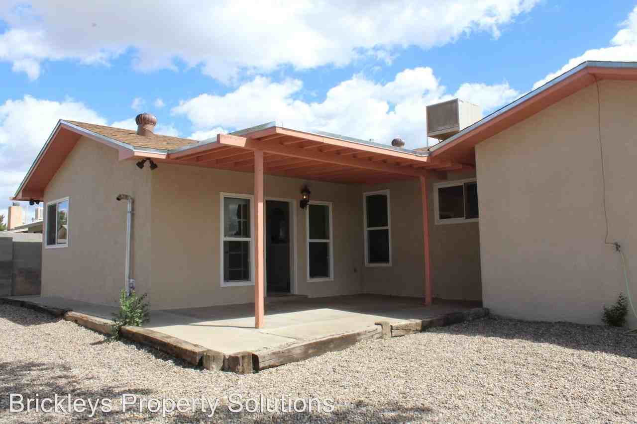 2511 Hiawatha Dr NE - Photo 3 of 21