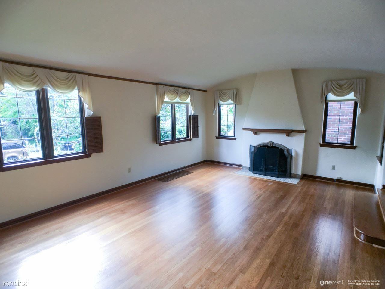 4318 NE 42nd St - Photo 3 of 22