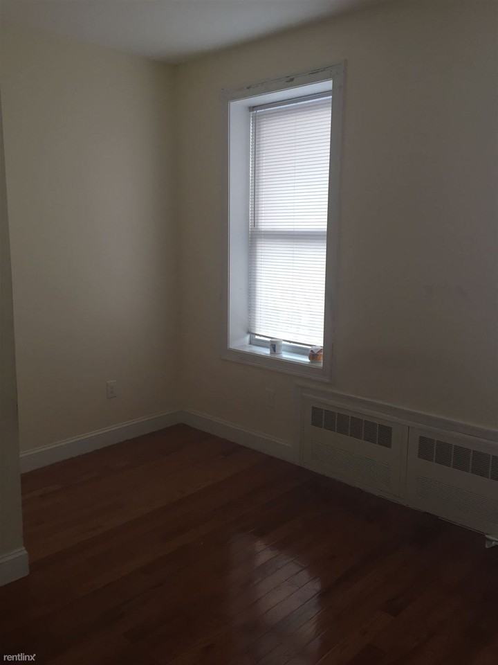 806 22nd St - Photo 2 of 5