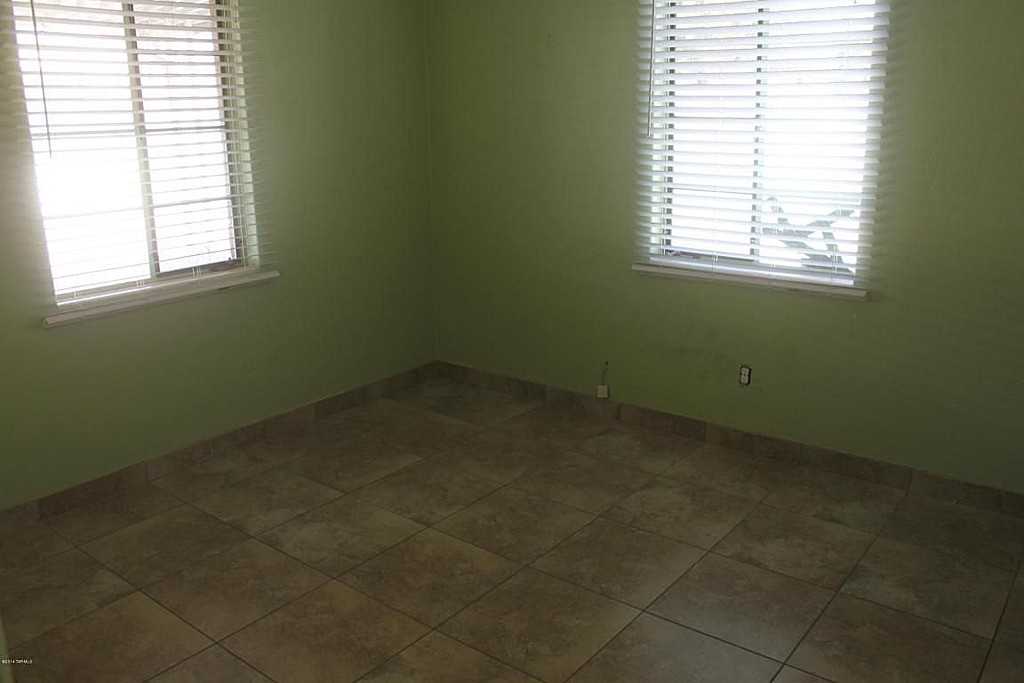 2541 E Blanton Dr - Photo 2 of 7