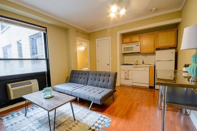 18 E Elm St