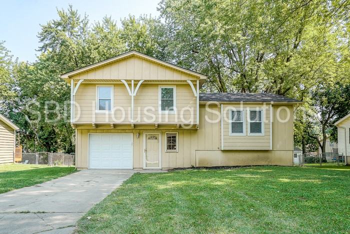 107 SE Brentwood Dr - Photo 2 of 32
