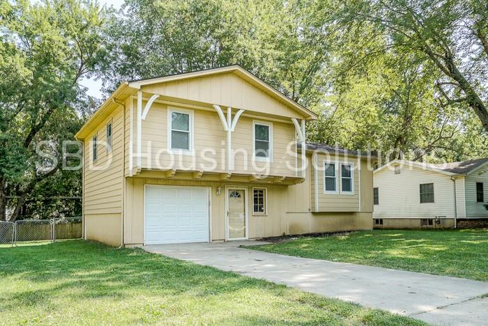 107 SE Brentwood Dr - Photo 3 of 32