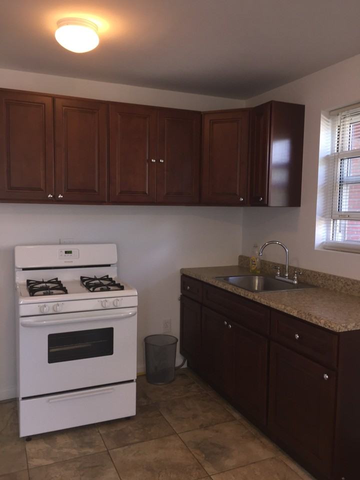 989 Sacket Avenue - Photo 2 of 4