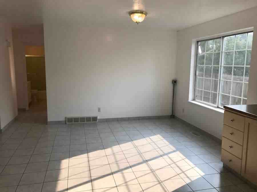 242 S 425 E - Photo 3 of 19