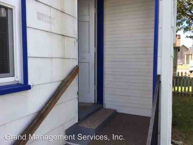 1074 Hawthorne Ave - Photo 3 of 20