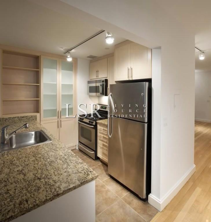 10 Hanover Square #23B