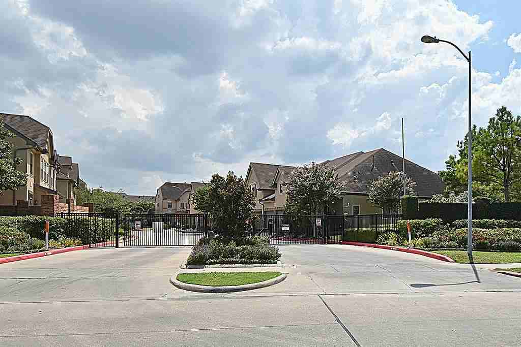 3010 Royal Oaks Crest