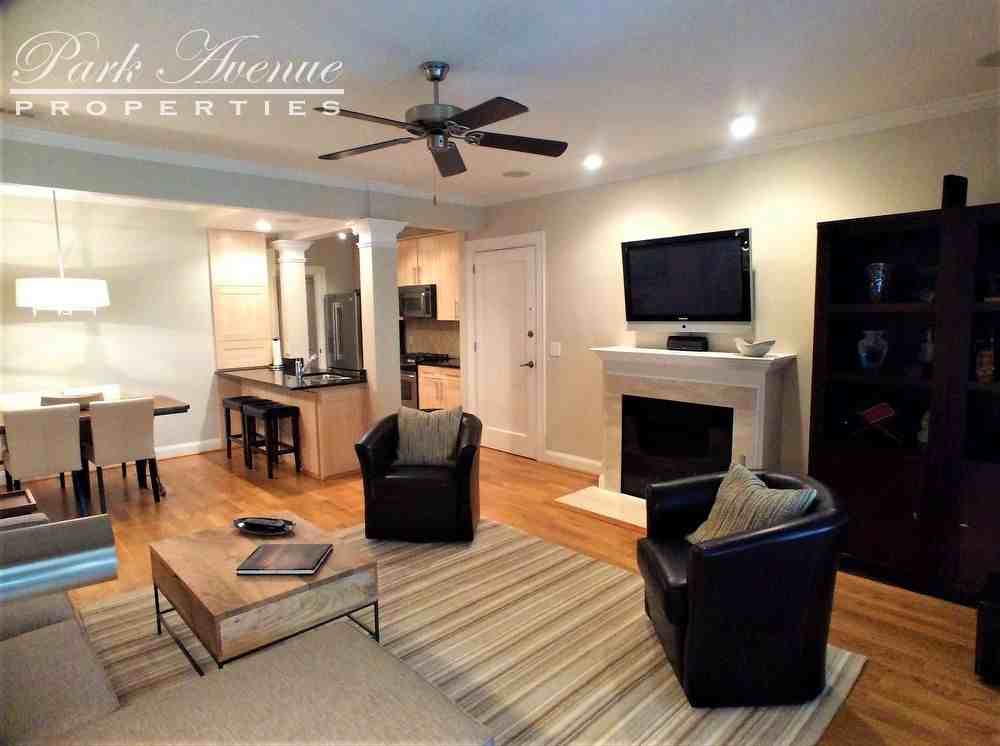 2243 Selwyn Ave - Photo 3 of 12