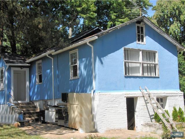 185 Veterans Dr - Photo 2 of 10