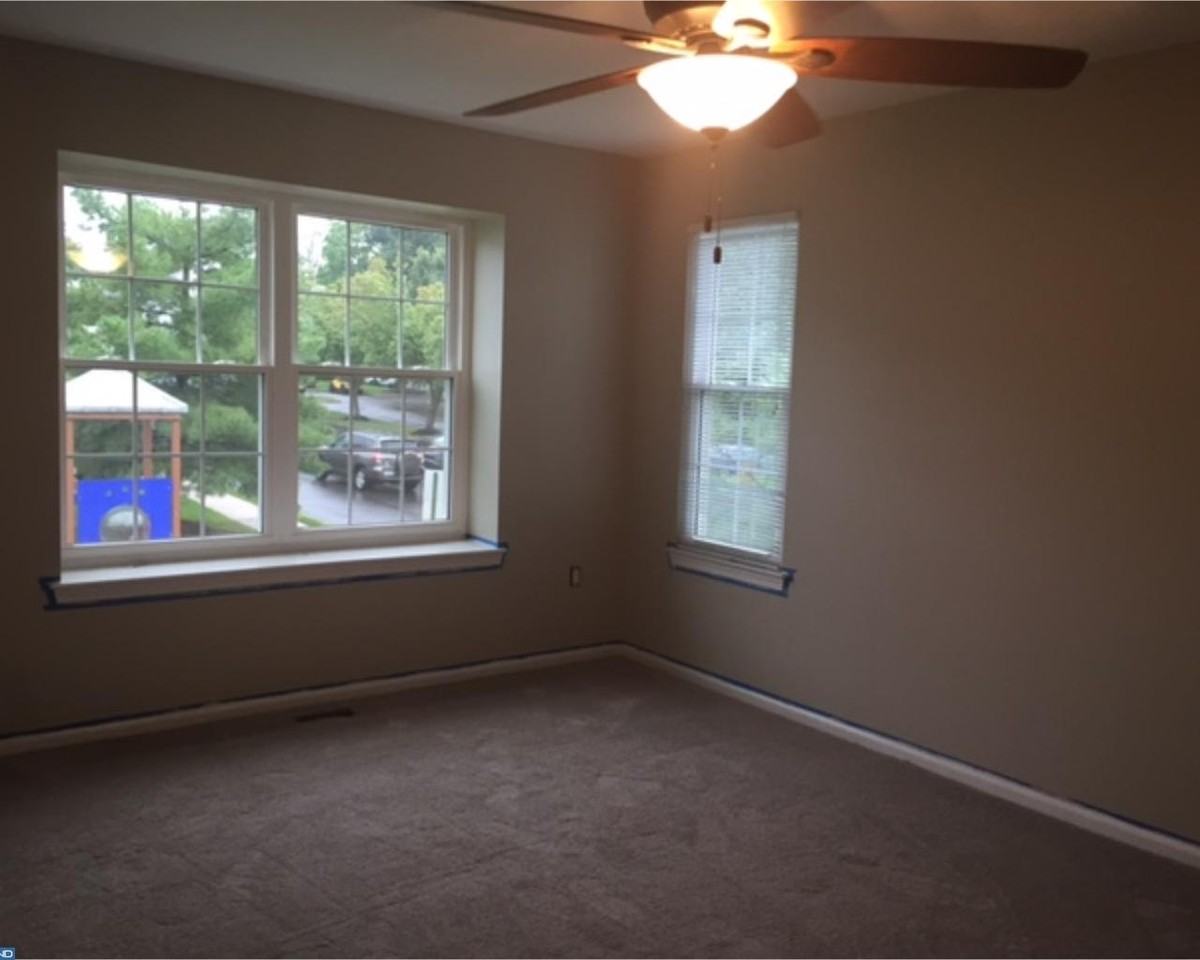 1009 Mews Dr - Photo 2 of 10