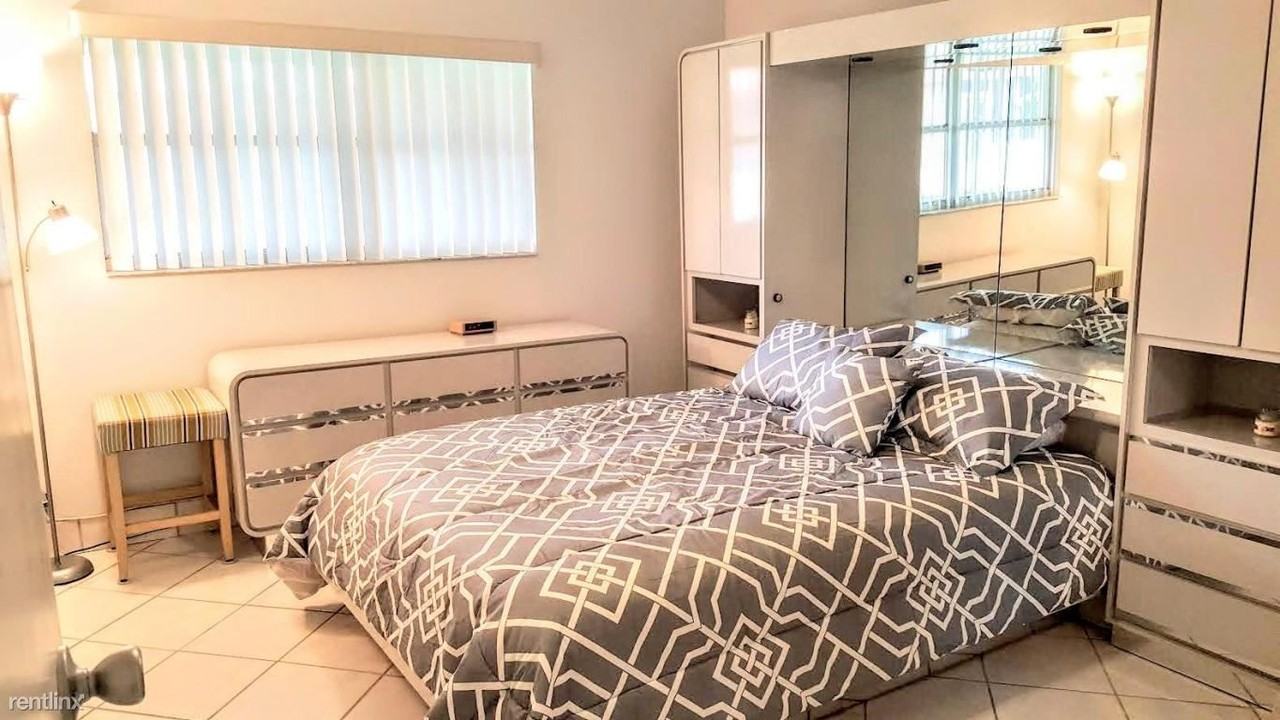 177 Seville H - Photo 3 of 40