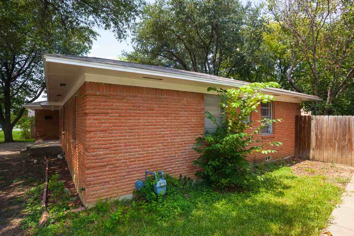 7505 Deaver Dr - Photo 3 of 32