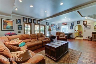 2926 N Mountain Ave - Photo 3 of 10