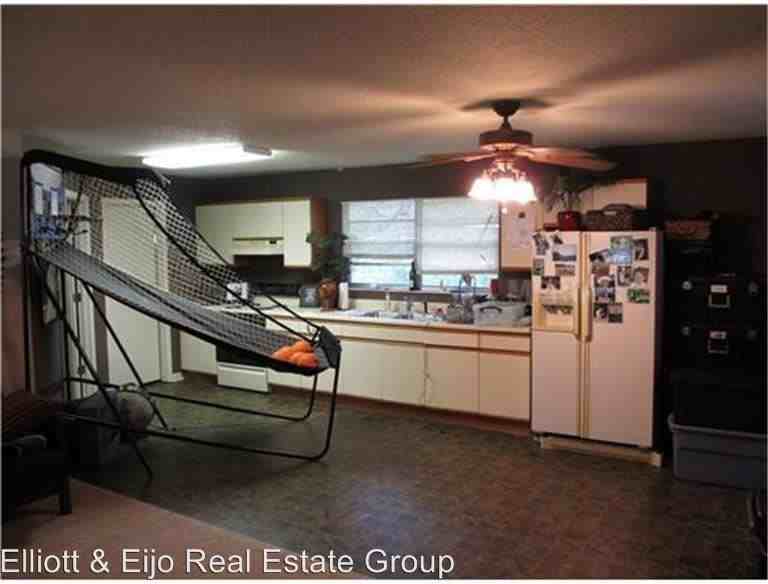 916 Woodward St - Photo 3 of 9