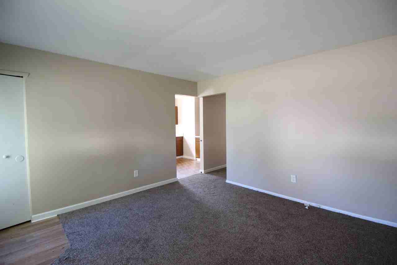 22045 Piper Ave - Photo 3 of 12