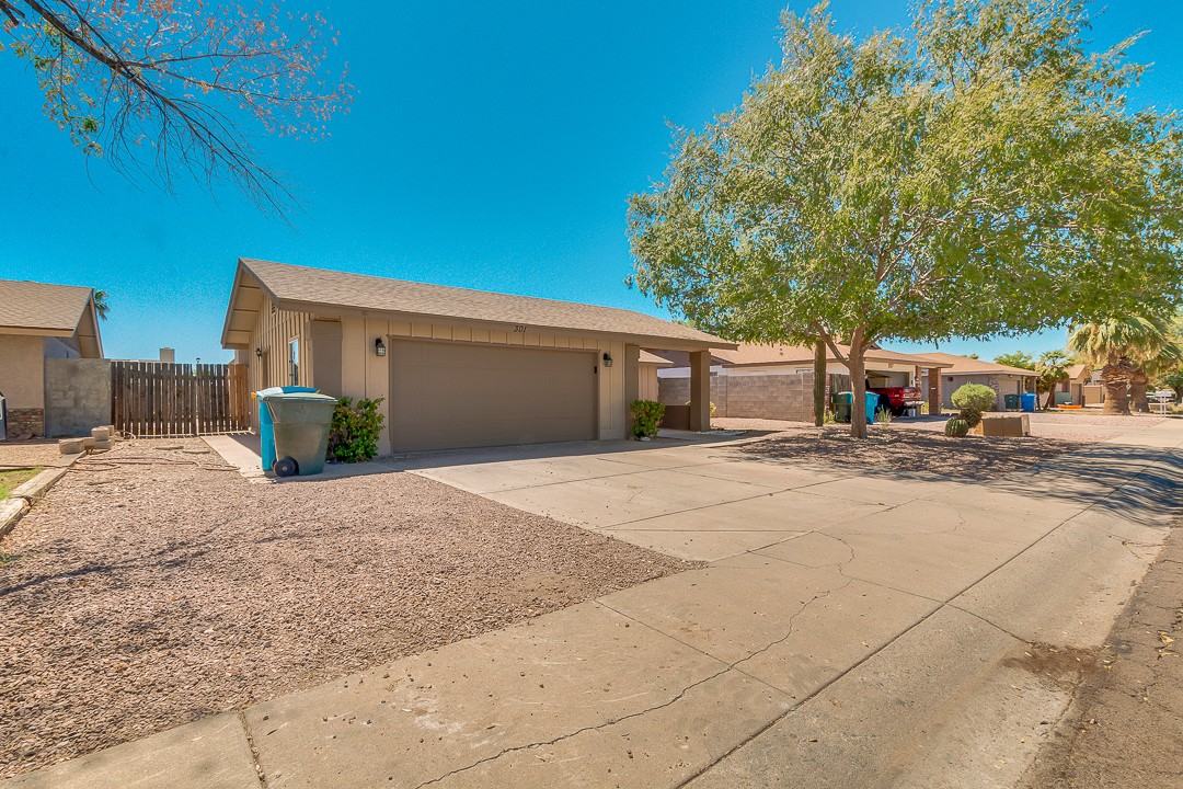 301 W Topeka Dr - Photo 2 of 44