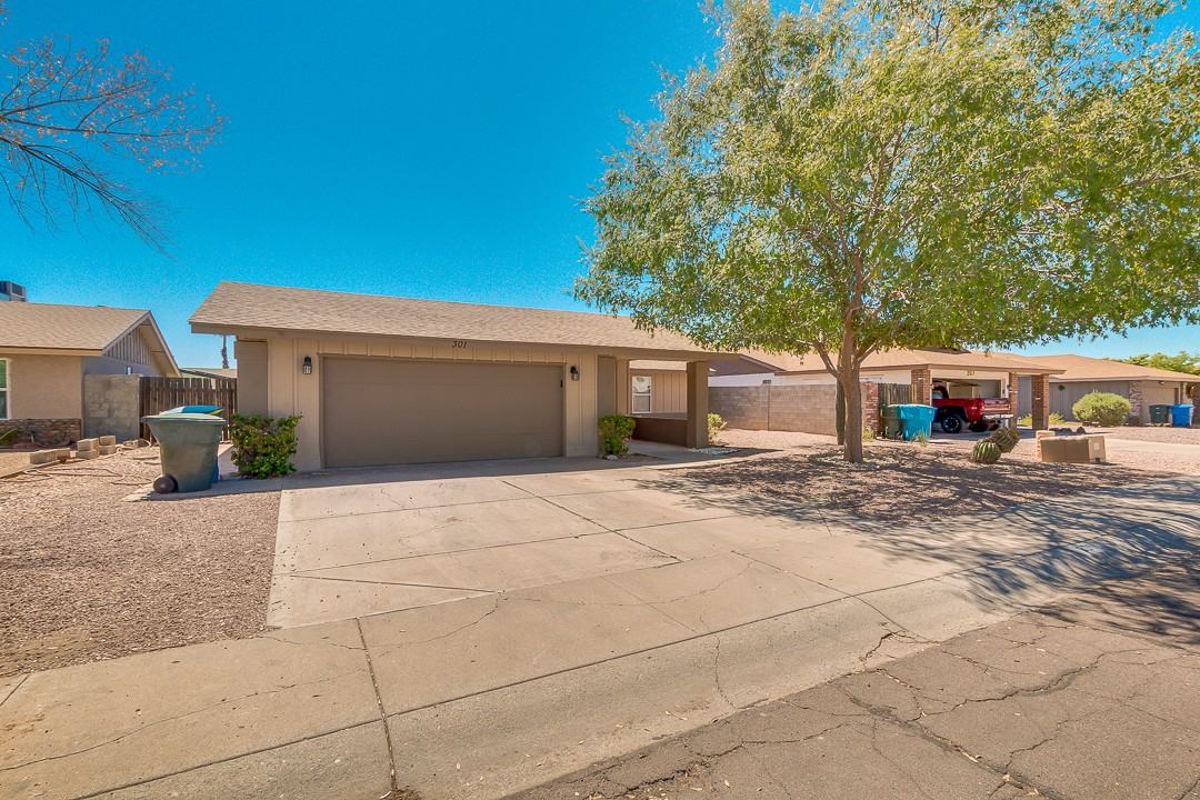 301 W Topeka Dr - Photo 3 of 44