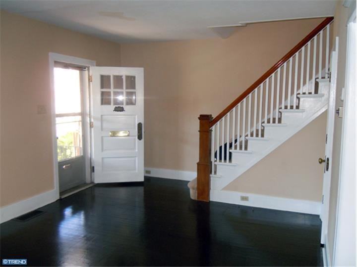 437 Oak Terrace - Photo 2 of 10