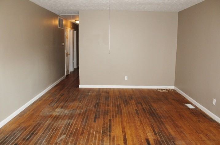 1023 S Worth Ave - Photo 3 of 12
