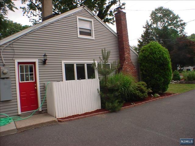 320 Mountain Ave - Photo 3 of 12