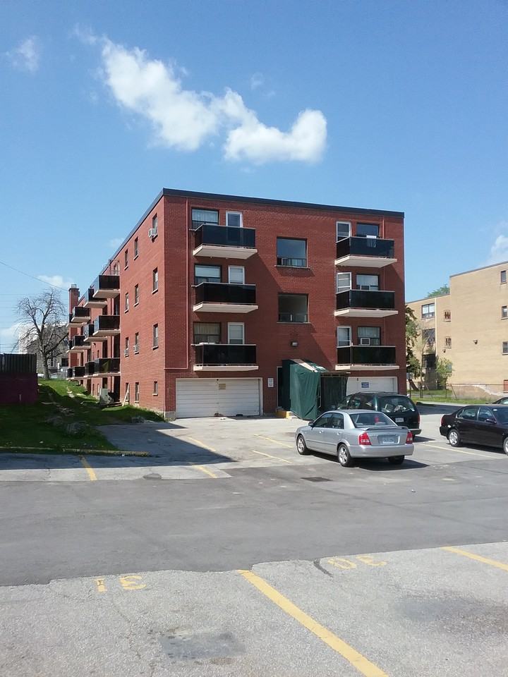 2340 Park Towers Avenue, Mississauga, ON L5A 1P9 1 Bedroom Apartment