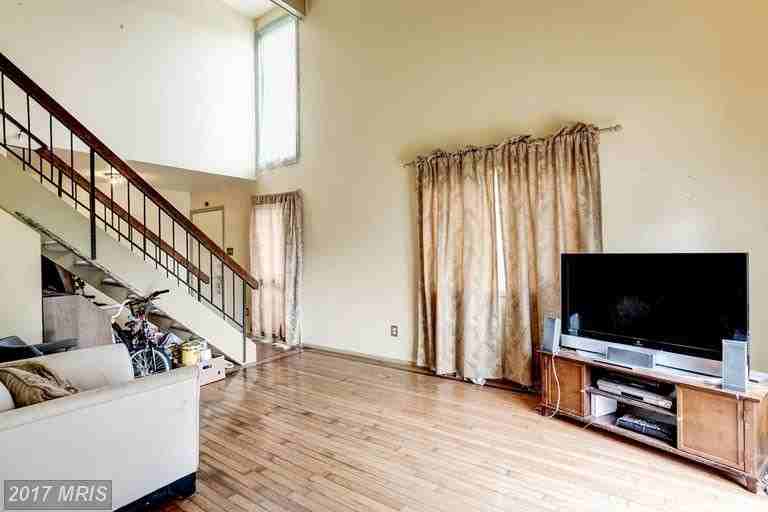 100 Hayloft Cir - Photo 3 of 6
