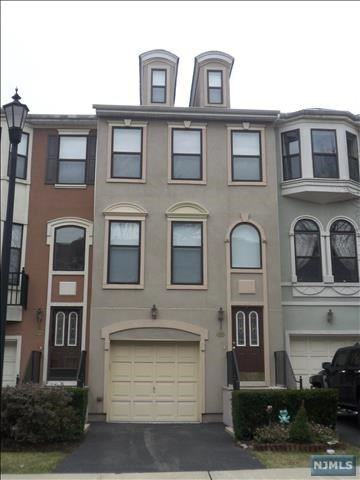 320 Wilshire Dr - Photo 2 of 10