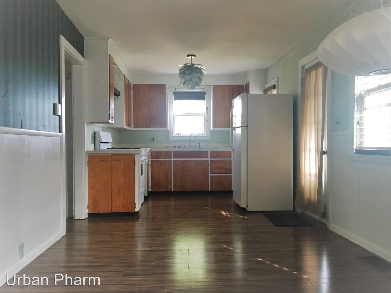 462 Spring Ave NE - Photo 2 of 9
