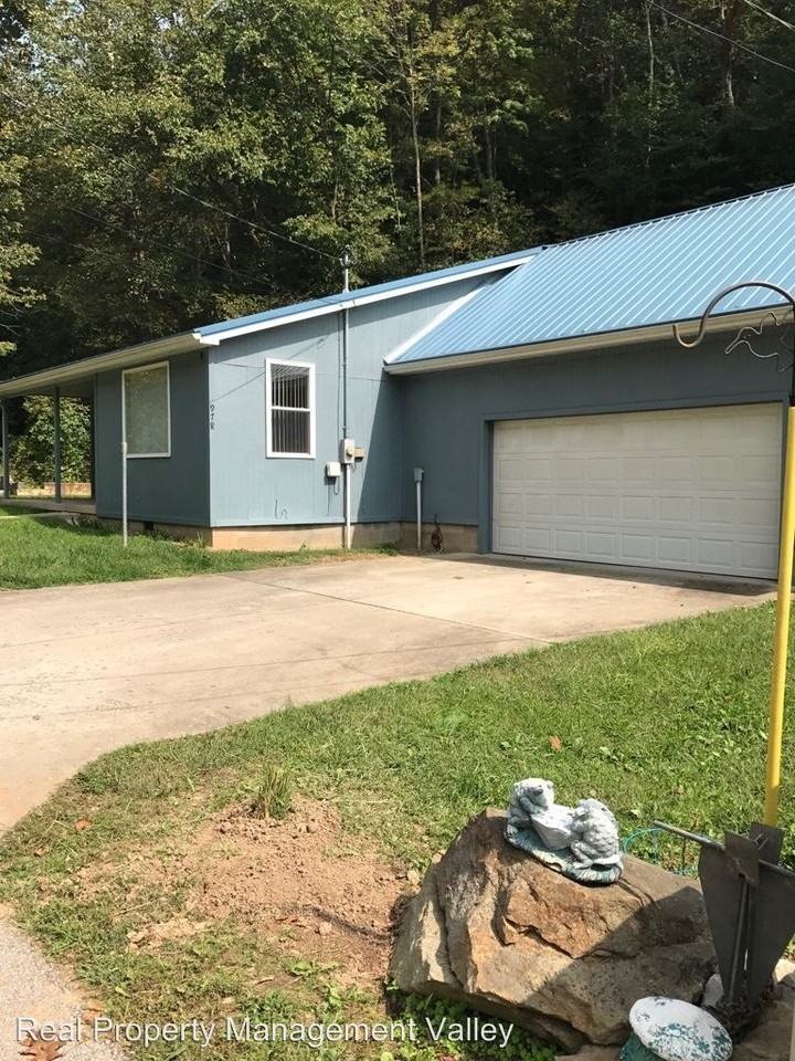 978 Hanna Dr - Photo 2 of 11