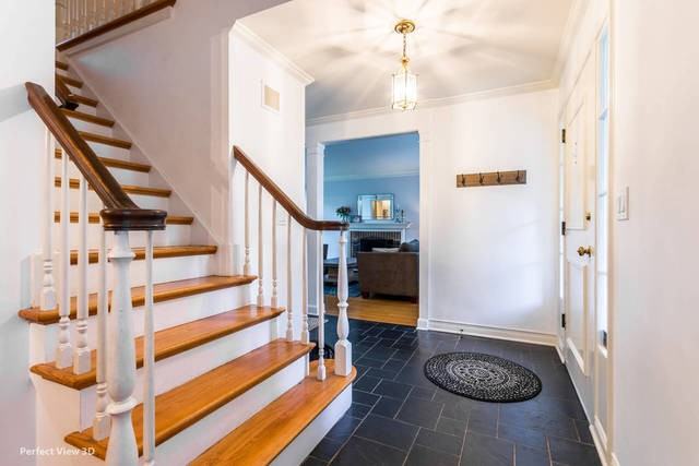 321 W Hawthorne Ct - Photo 2 of 40