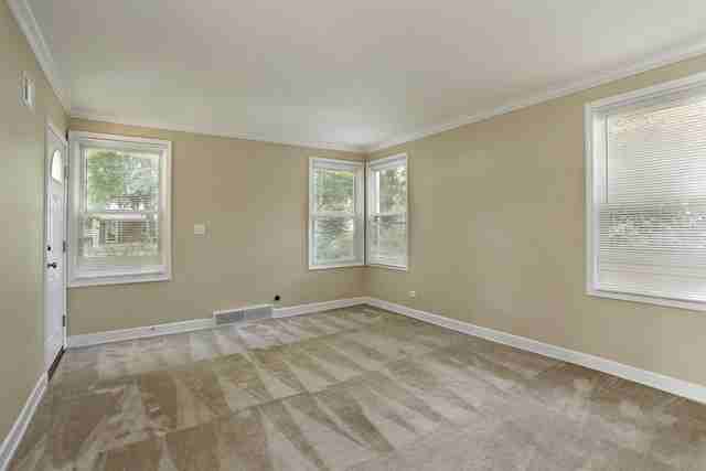 828 E Rockland Rd - Photo 2 of 8