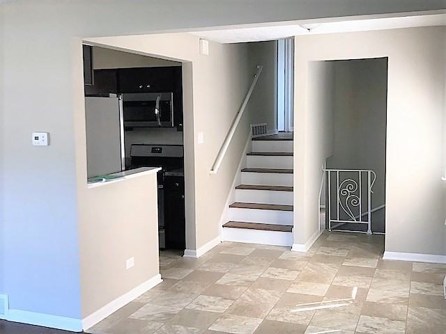 10529 S Green Bay Ave - Photo 2 of 12