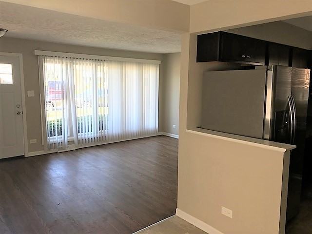10529 S Green Bay Ave - Photo 3 of 12