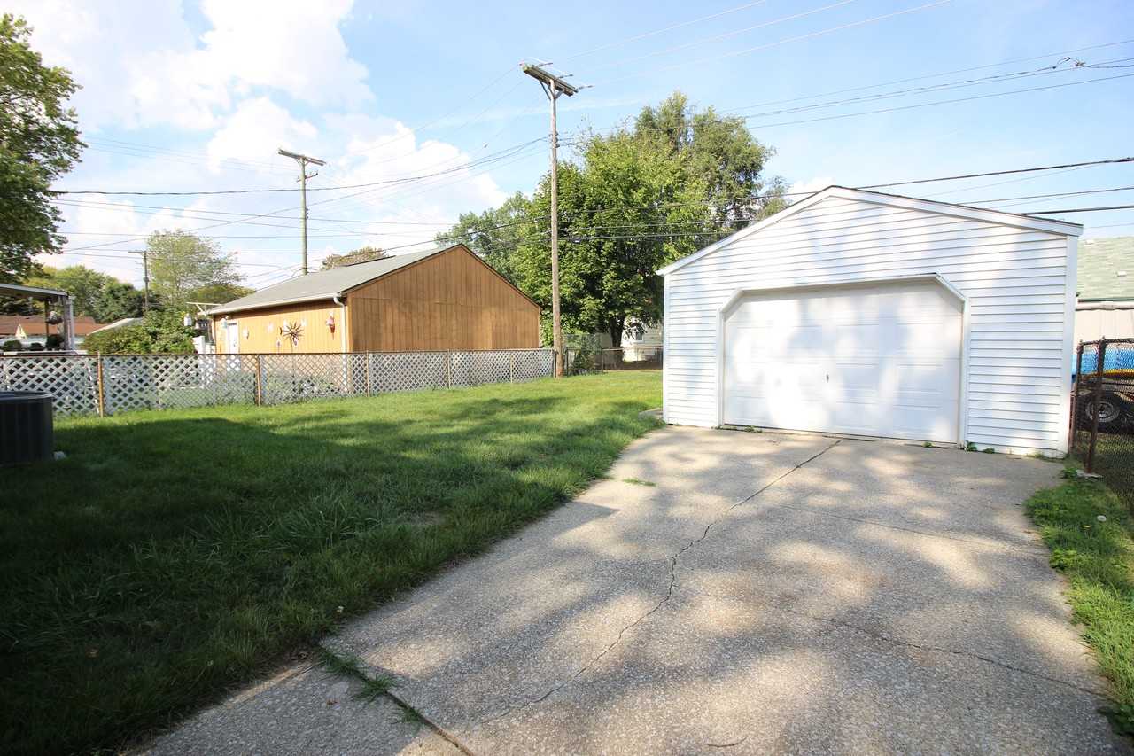 15670 Meyer - Photo 2 of 16
