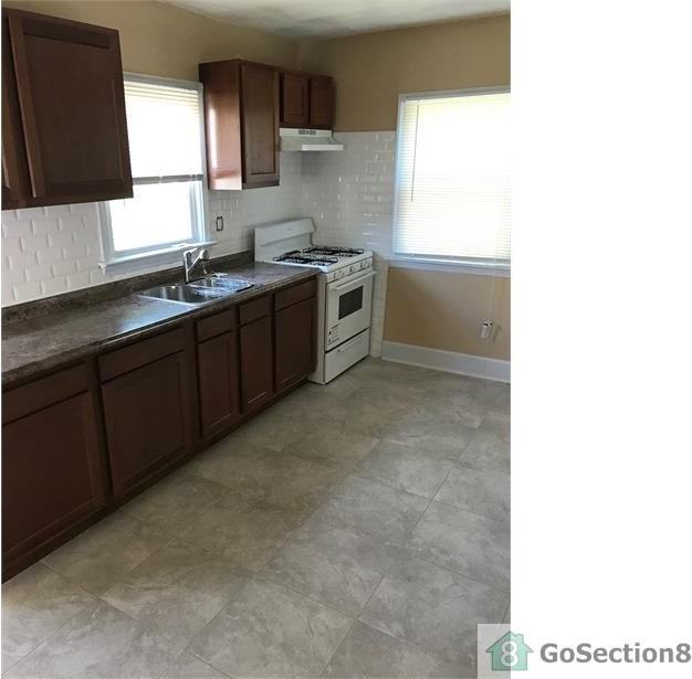 216 Linden Ave - Photo 3 of 10