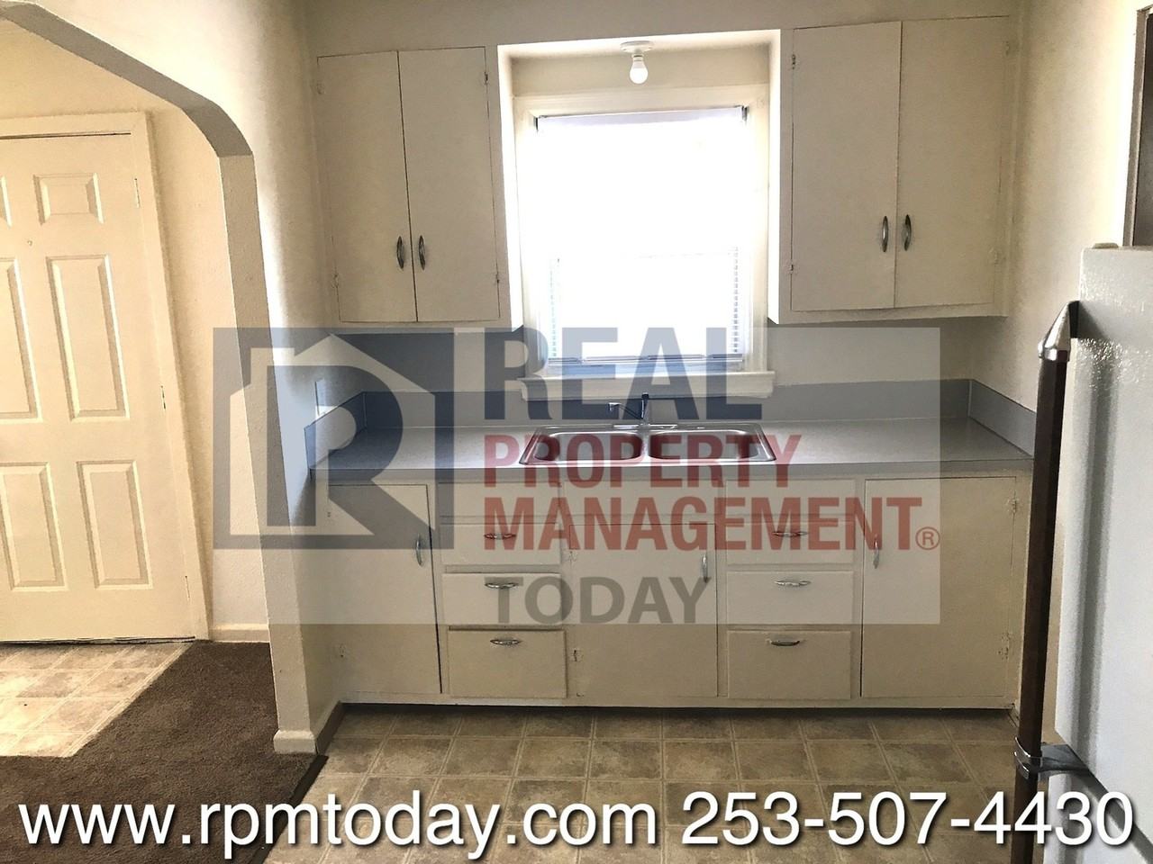 8420 S Tacoma Way #4 - Photo 3 of 6