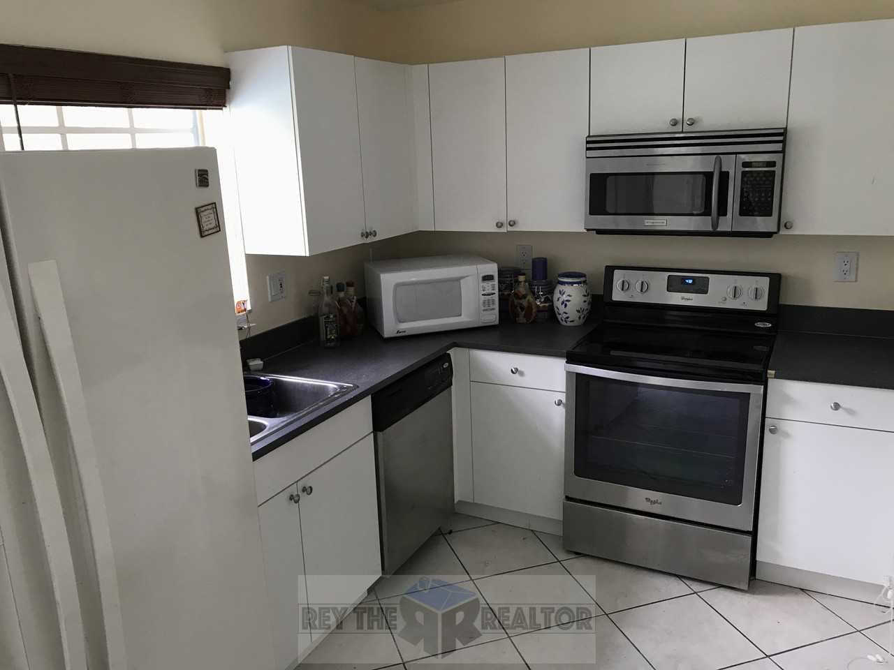 5725 Southwest 107th Place - Photo 3 of 13