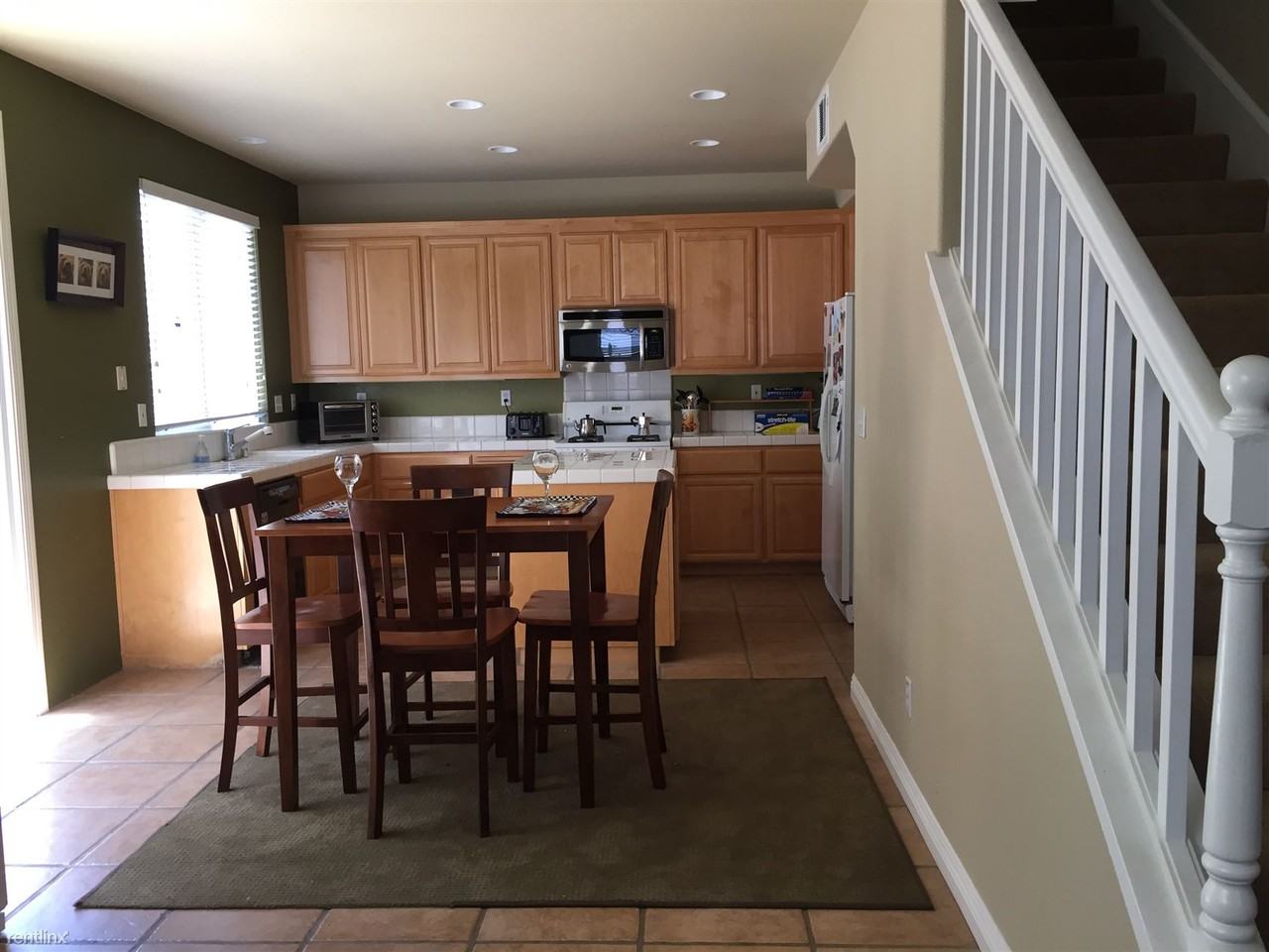 918 Oakes St - Photo 3 of 6