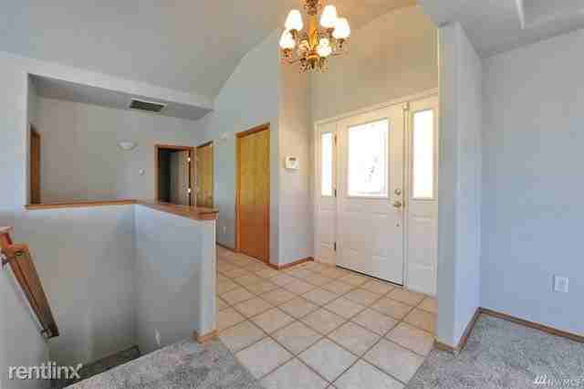 1135 Newton St - Photo 3 of 12