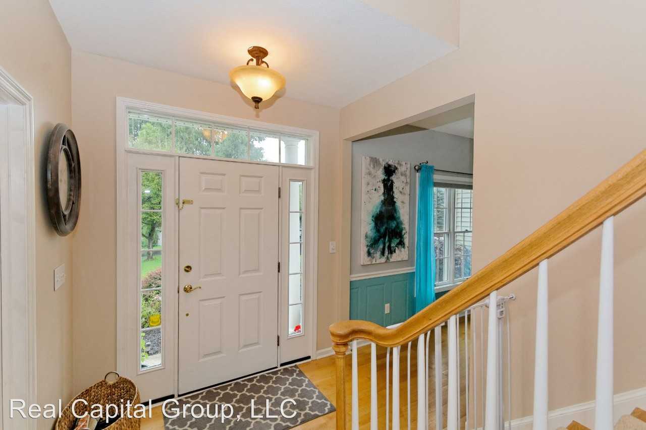 612 Vanderlyn Ln - Photo 3 of 21